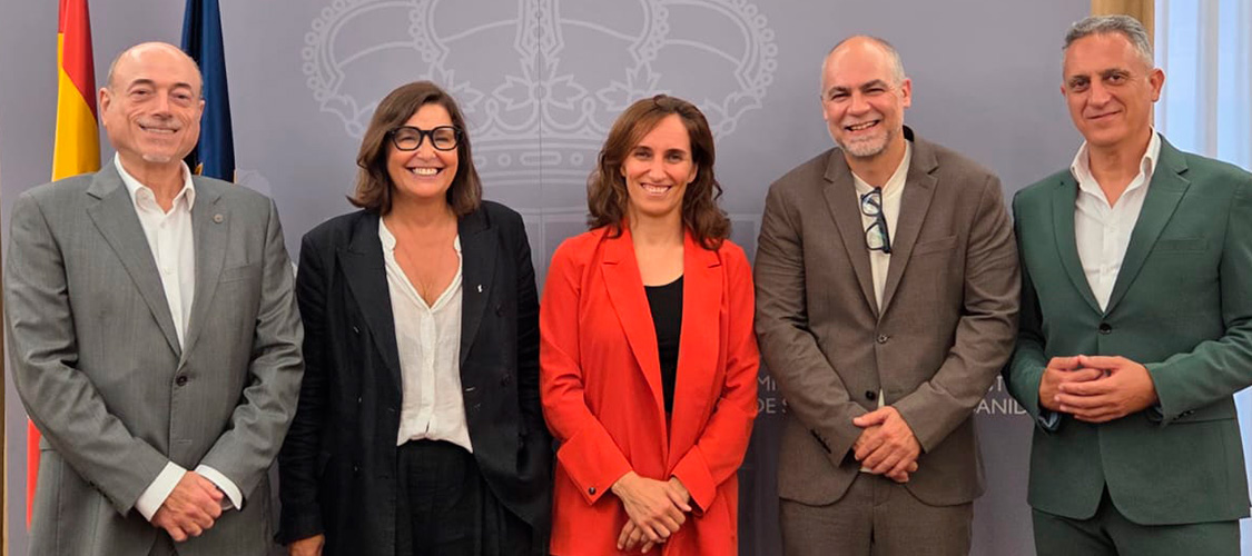 La Junta del Consell de Col·legis de Metges de Catalunya es reuneix amb la ministra de Sanitat per abordar els reptes urgents de la professió' data-no-retina=